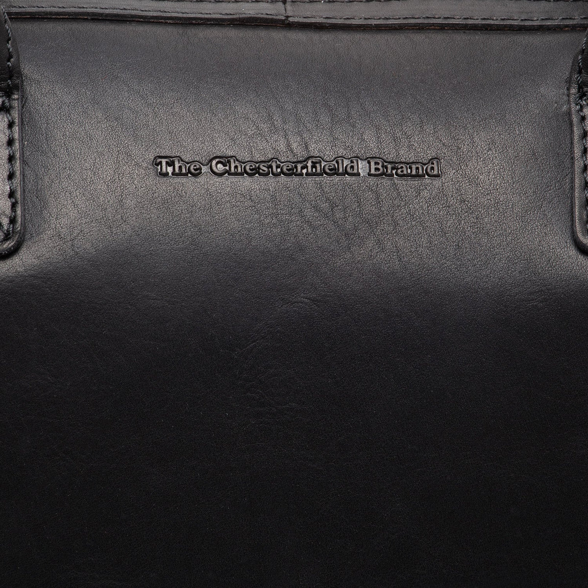 Close-Up Detail of Classic Collar &amp; Heavy-Duty Zipper Hardware on Langton Full-Grain Leather Handbag レディース