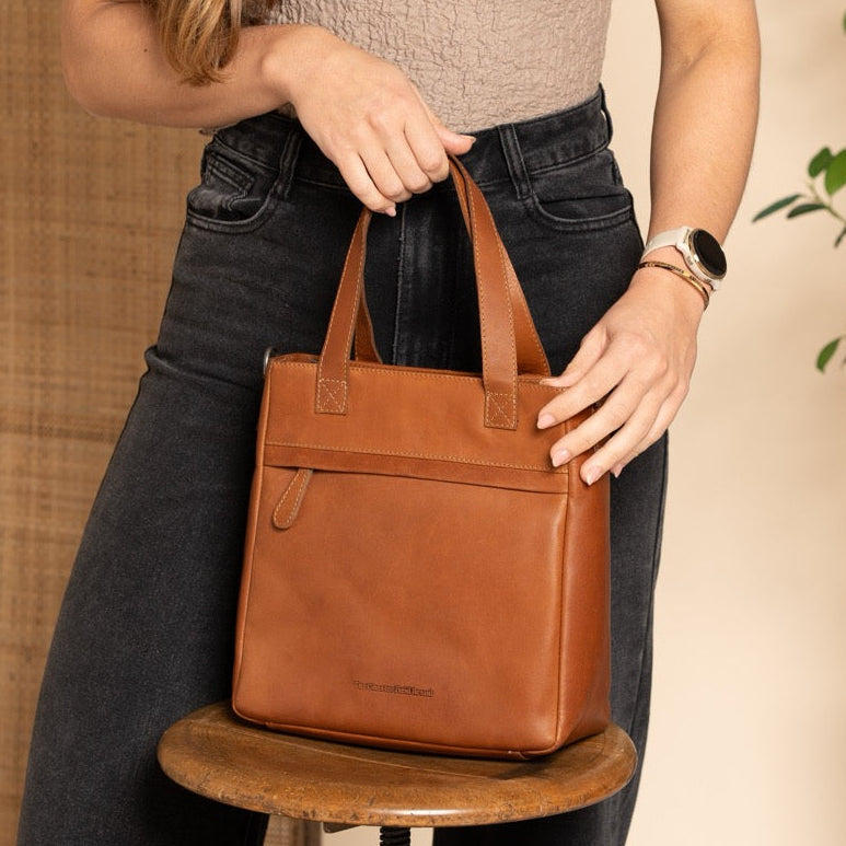 Styled Fit Perspective of Lingfield Full-Grain Leather Handbag レディース on Model - Natural Daylight Drape
