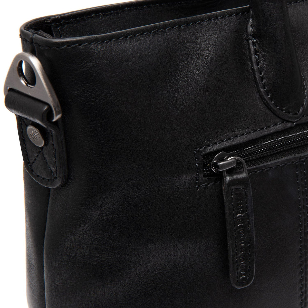 Close-Up Detail of Classic Collar &amp; Heavy-Duty Zipper Hardware on Pergamino Full-Grain Leather Handbag レディース