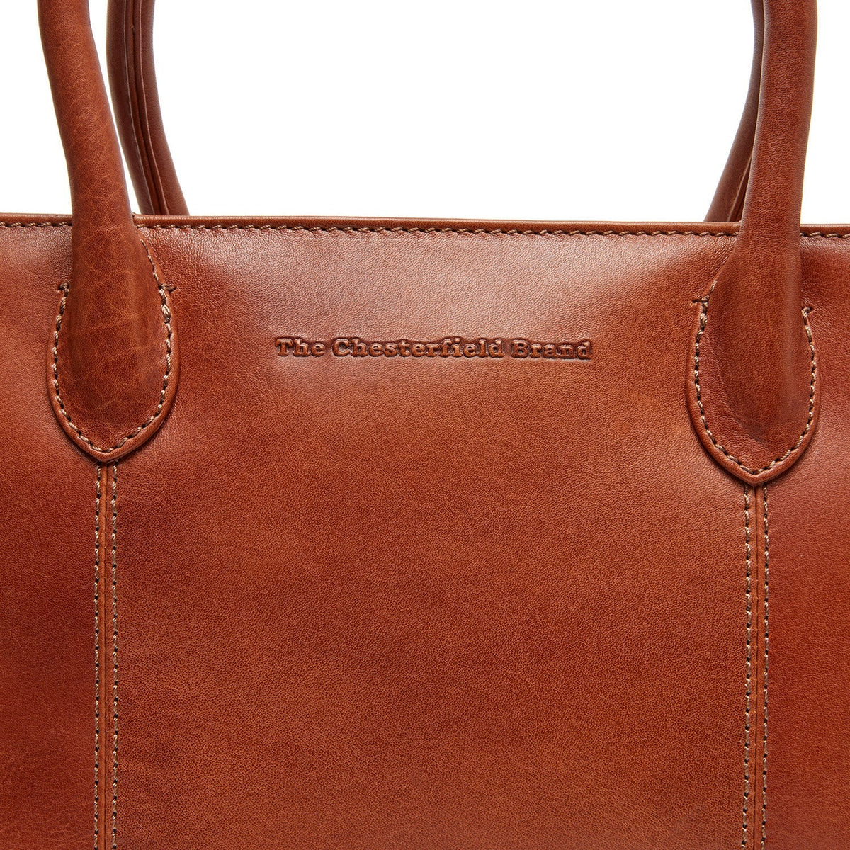 Styled Fit Perspective of Pergamino Full-Grain Leather Handbag レディース on Model - Natural Daylight Drape