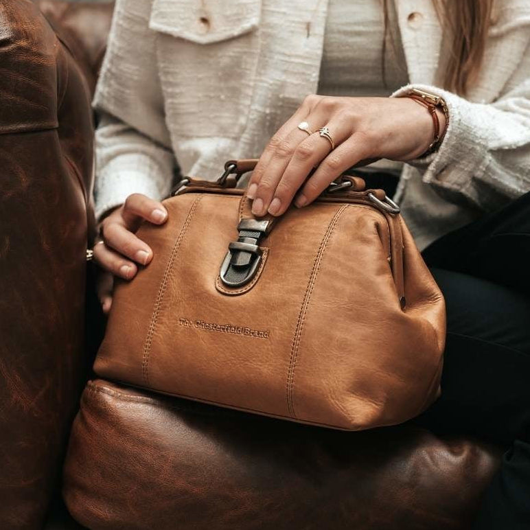 Tailored Rib Cuffs &amp; Hem Craftsmanship Construction Detail on Rachael Full-Grain Leather Handbag レディース