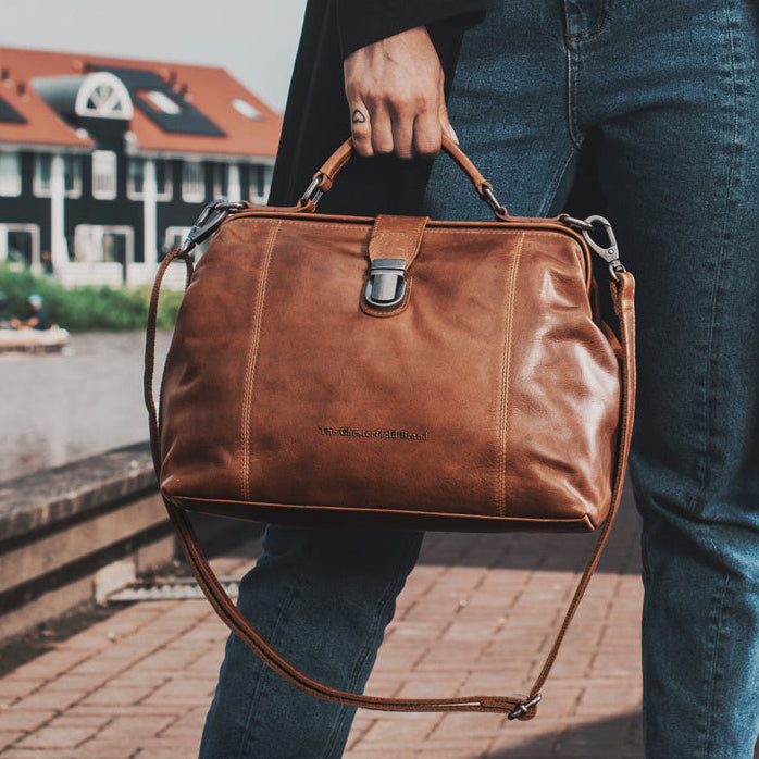 Styled Fit Perspective of Shaun Full-Grain Leather Handbag レディース on Model - Natural Daylight Drape