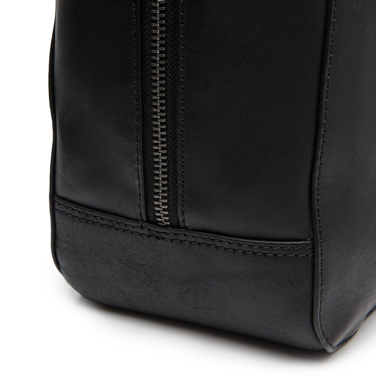 Solvin Full-Grain Leather Handbag - Lateral Side Profile View Showing Sleeve Cut &amp; Athletic Taper Fit