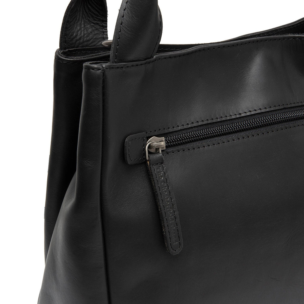 Close-Up Detail of Classic Collar &amp; Heavy-Duty Zipper Hardware on Tenara Full-Grain Leather Handbag レディース
