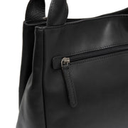 Close-Up Detail of Classic Collar &amp; Heavy-Duty Zipper Hardware on Tenara Full-Grain Leather Handbag レディース