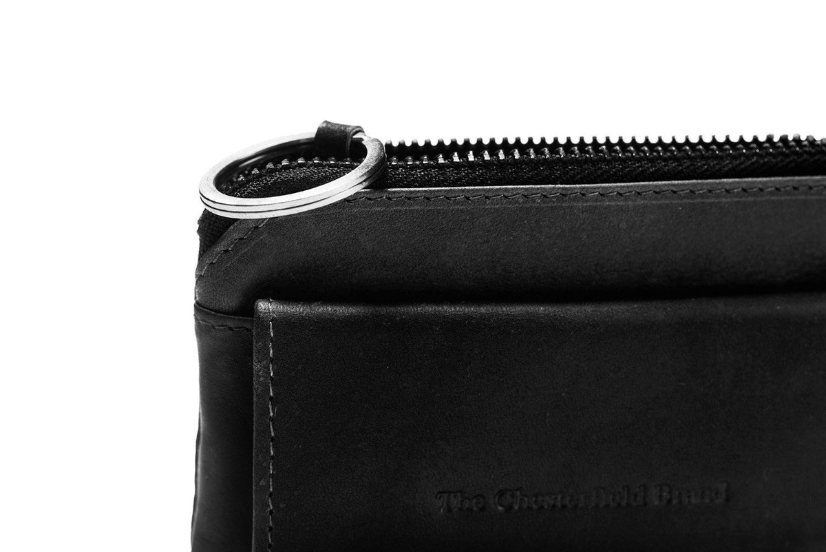 Oliver Full-Grain Leather Key Case レディース - Lateral Side Profile View Showing Sleeve Cut &amp; Athletic Taper Fit