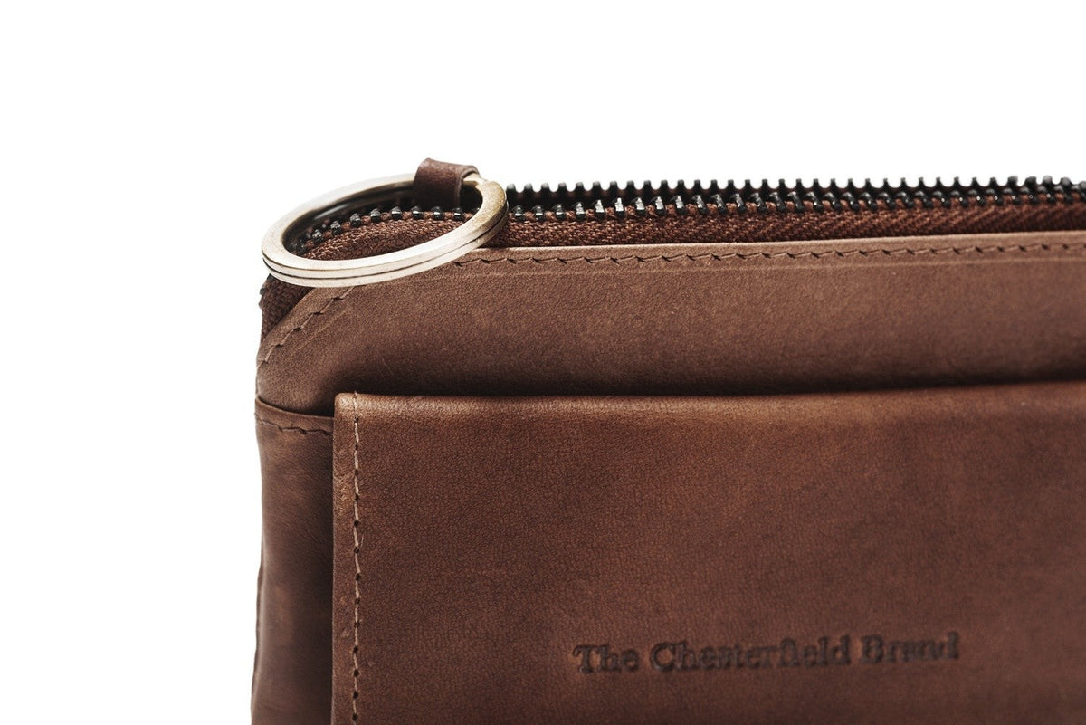 Styled Fit Perspective of Oliver Full-Grain Leather Key Case レディース on Model - Natural Daylight Drape