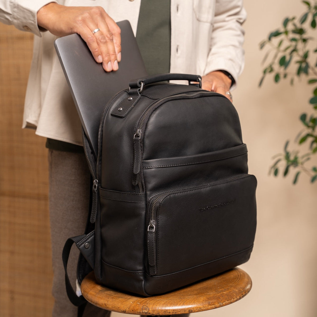 Austin Full-Grain Leather Laptop Backpack レディース - Structured Side Profile Showing Gusset Depth &amp; Expansion Capacity