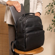Austin Full-Grain Leather Laptop Backpack レディース - Structured Side Profile Showing Gusset Depth &amp; Expansion Capacity