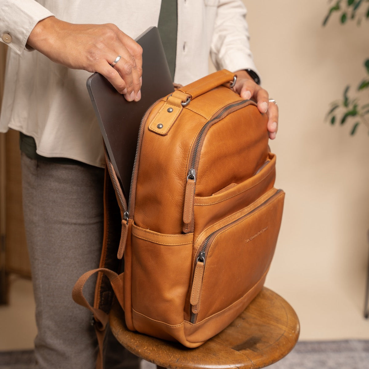 Austin Full-Grain Leather Laptop Backpack レディース – alternate product view 3