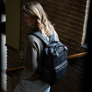 Calden Full-Grain Leather Laptop Backpack レディース - Structured Side Profile Showing Gusset Depth &amp; Expansion Capacity