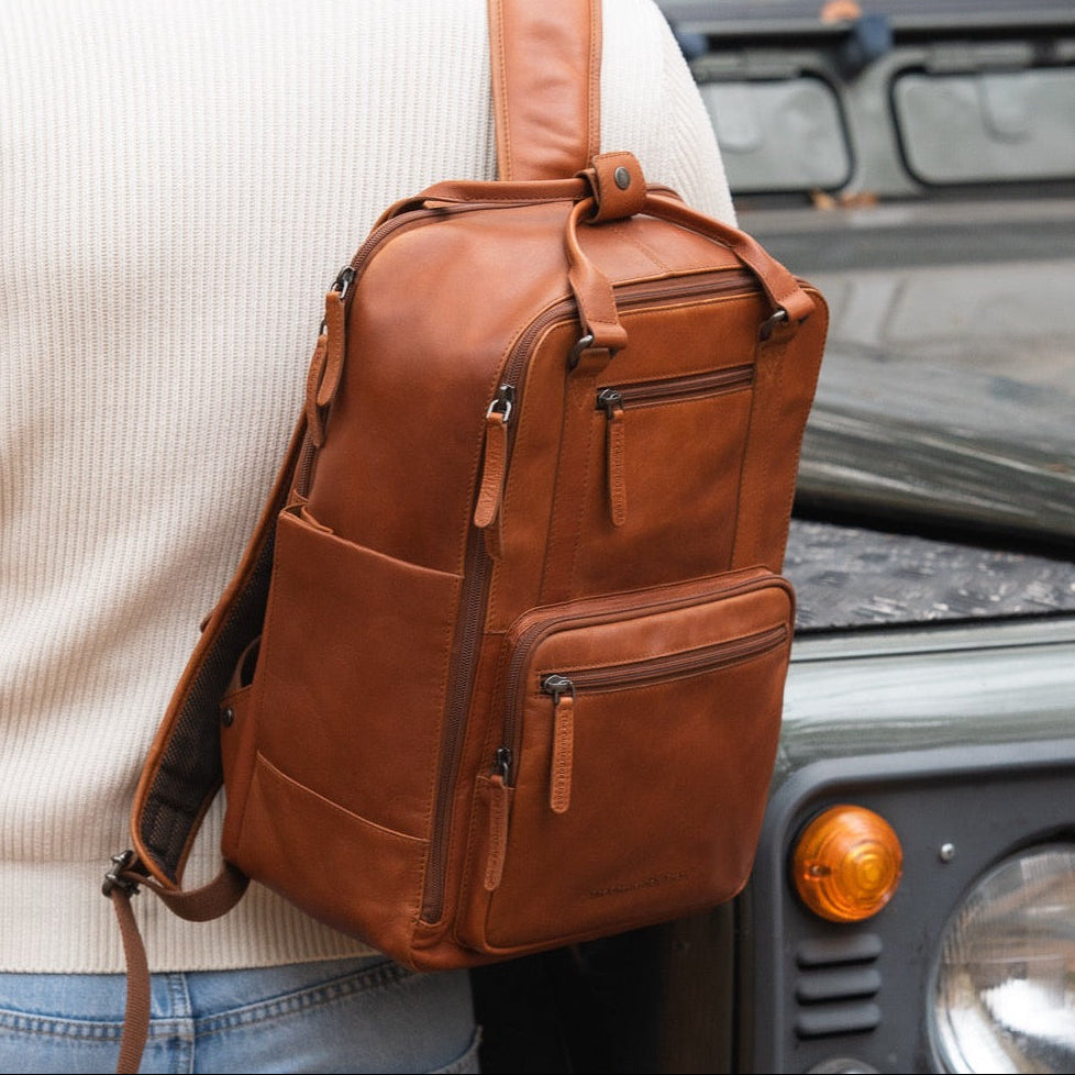 Calden Full-Grain Leather Laptop Backpack レディース – alternate product view 2