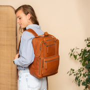 Calden Full-Grain Leather Laptop Backpack レディース – alternate product view 3