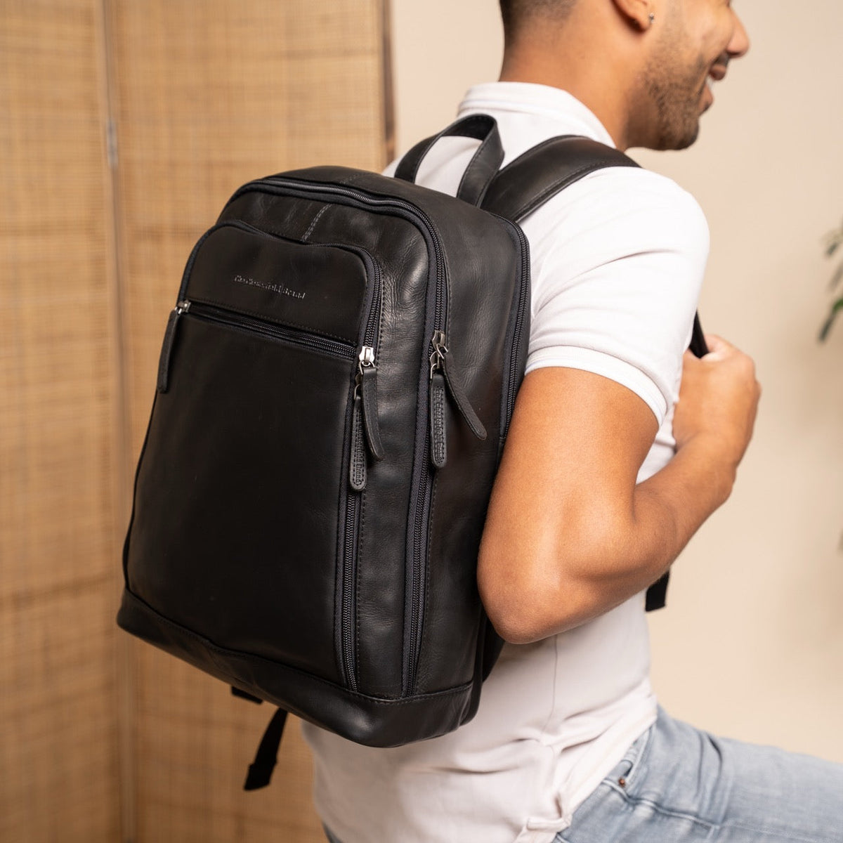 Classic 100% Full-Grain leather Backpack - 補強レザーストラップと丁寧な縫製が際立つ背面ビュー