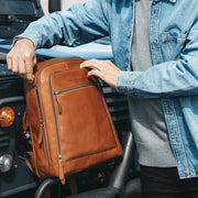 Detroit Full-Grain Leather Laptop Backpack レディース – alternate product view 2