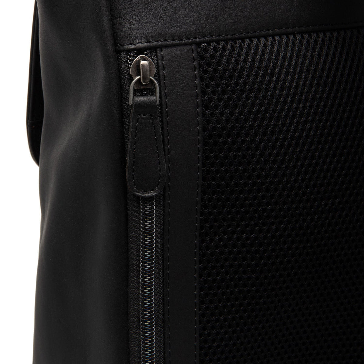 Solid Antique Brass Hardware &amp; Heavy-Duty Dual Zipper Detail on Farrow Full-Grain Leather Laptop Backpack レディース