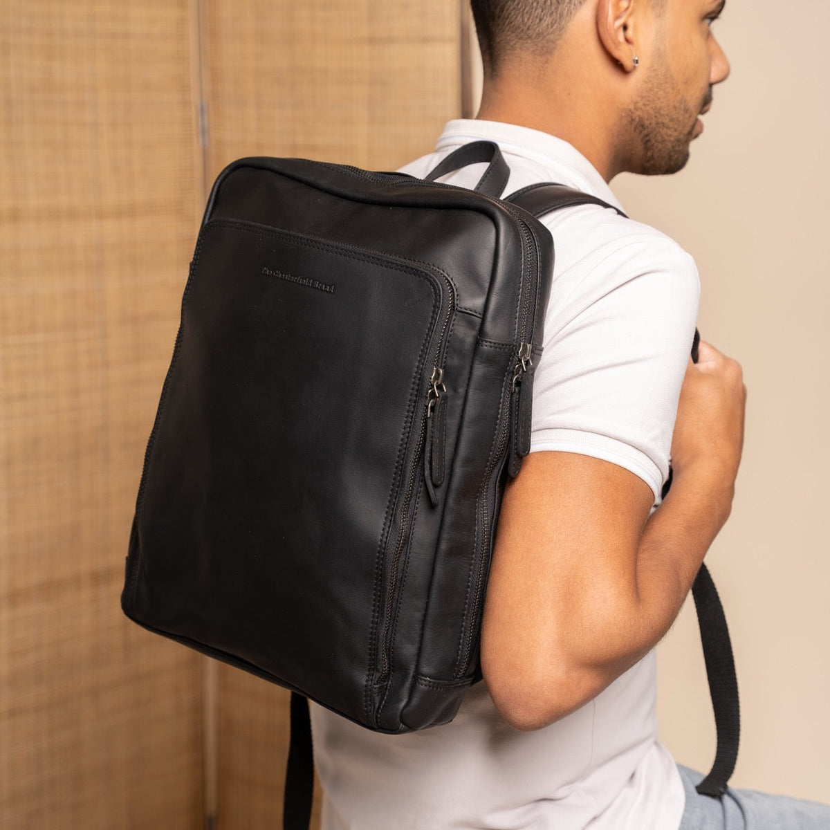 Classic 100% Full-Grain leather Backpack - 補強レザーストラップと丁寧な縫製が際立つ背面ビュー