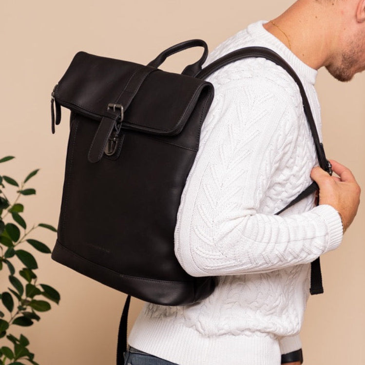 Classic 100% Full-Grain leather Backpack - 補強レザーストラップと丁寧な縫製が際立つ背面ビュー