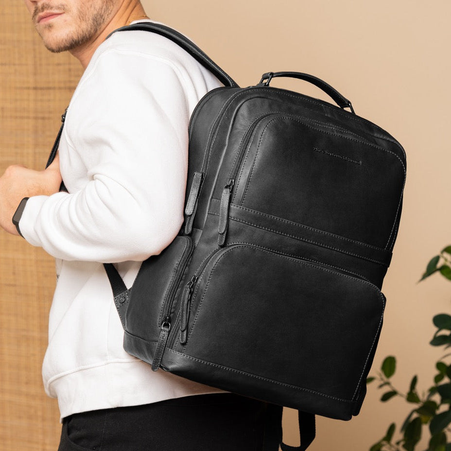 Classic 100% Full-Grain leather Backpack - 補強レザーストラップと丁寧な縫製が際立つ背面ビュー