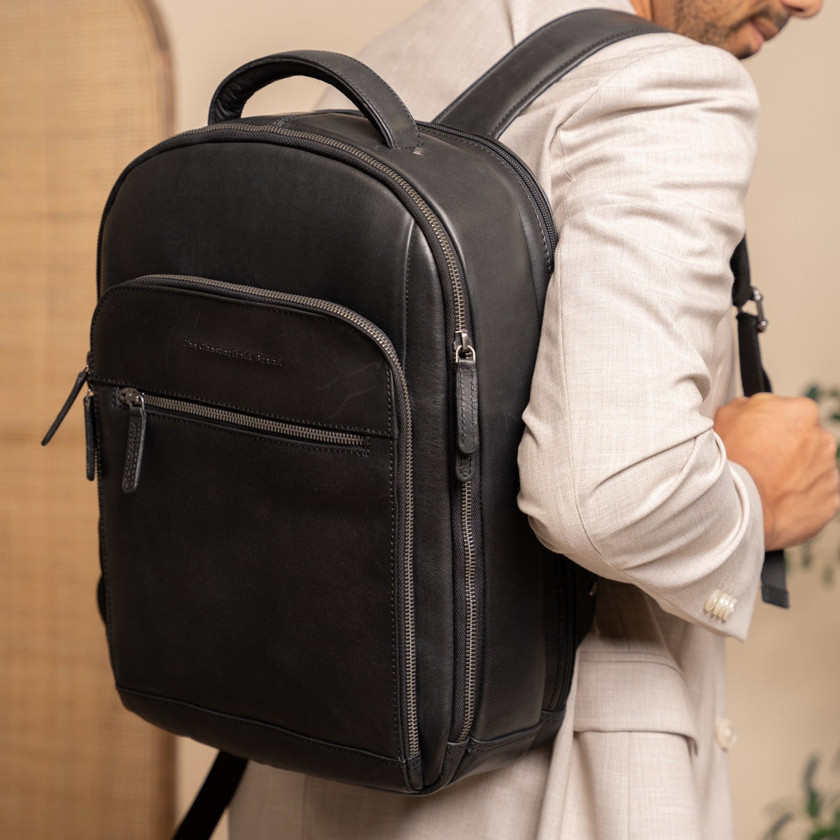 Classic 100% Full-Grain leather Backpack - 補強レザーストラップと丁寧な縫製が際立つ背面ビュー