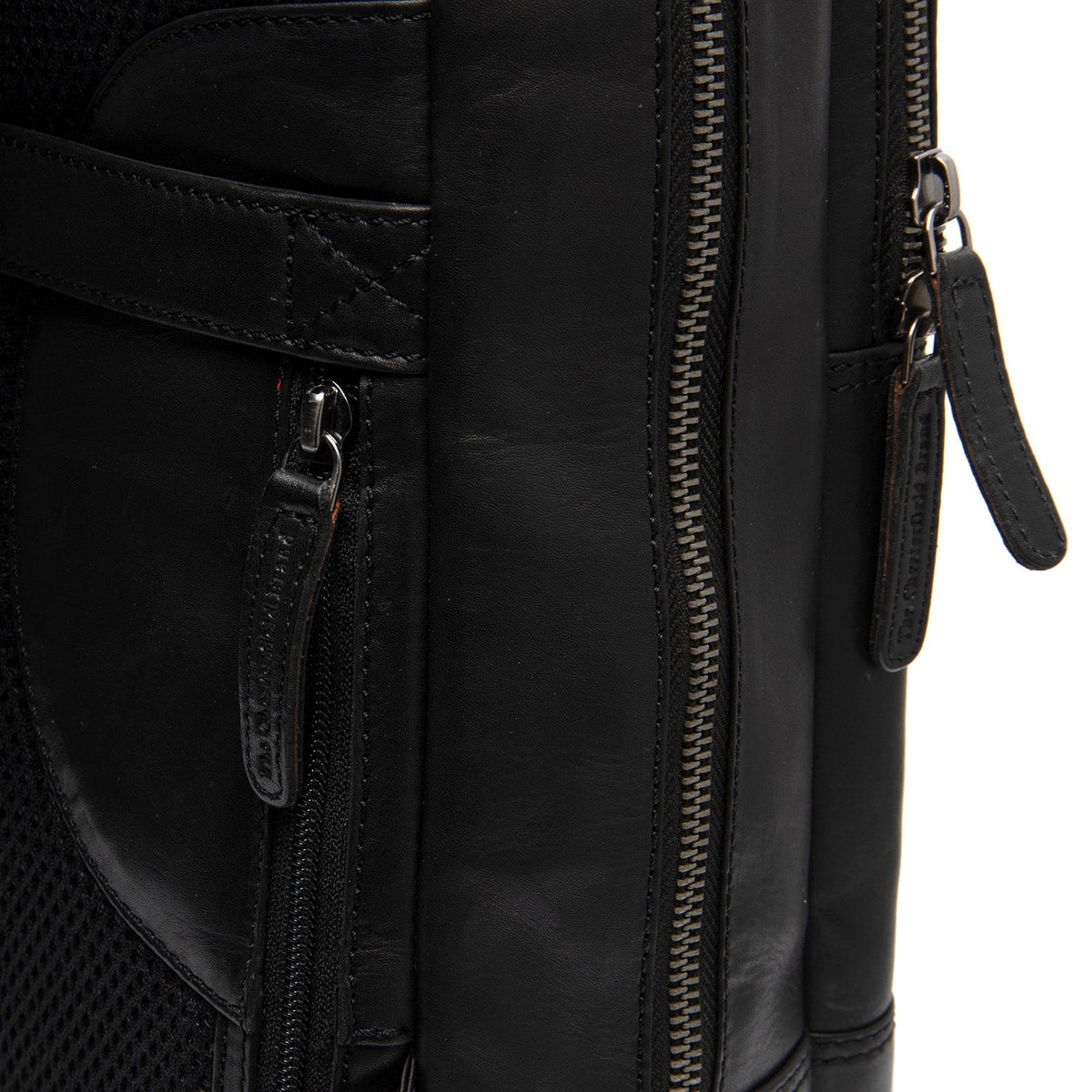 Solid Antique Brass Hardware &amp; Heavy-Duty Dual Zipper Detail on Nicola Full-Grain Leather Laptop Backpack レディース