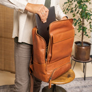 Rich Full-Grain Leather Laptop Backpack メンズ – alternate product view 3