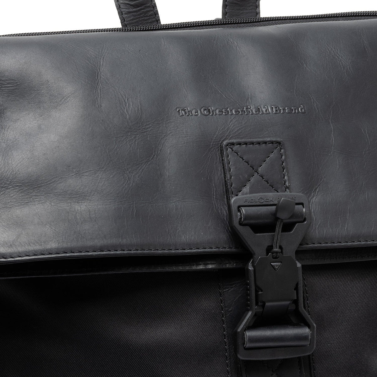 
Solid Antique Brass Hardware & Heavy-Duty Dual Zipper Detail on Trondheim フルグレインレザー ノートPCバックパック