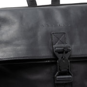 
Solid Antique Brass Hardware & Heavy-Duty Dual Zipper Detail on Trondheim フルグレインレザー ノートPCバックパック