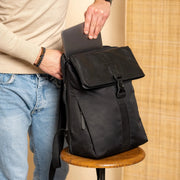 
Classic 100% Full-Grain leather Backpack - 補強レザーストラップと丁寧な縫製が際立つ背面ビュー