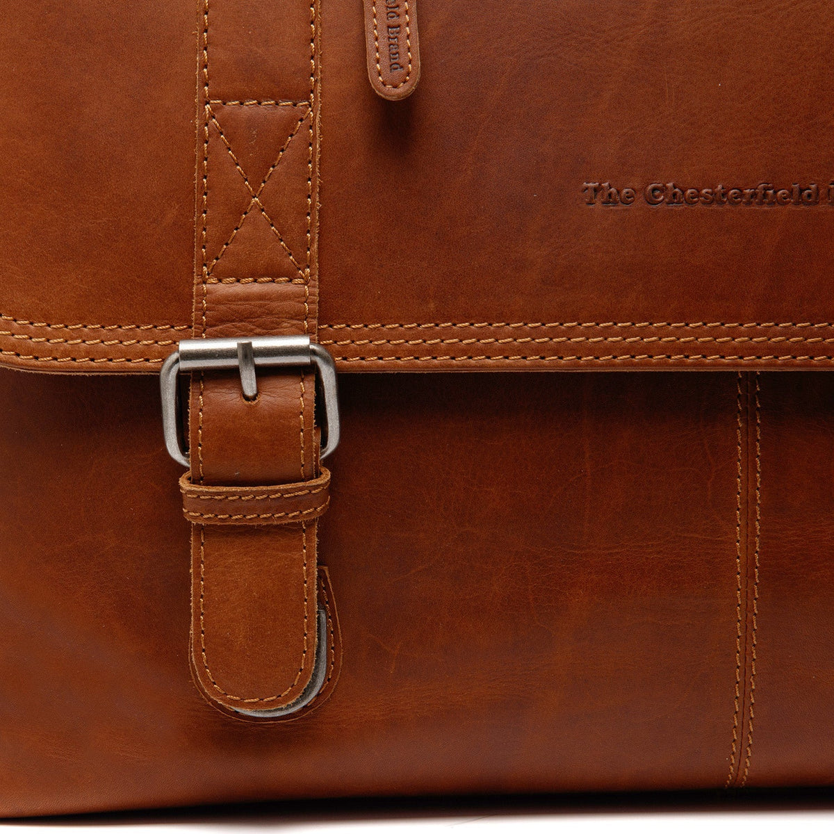 
Solid Antique Brass Hardware & Heavy-Duty Dual Zipper Detail on Imperia フルグレインレザー ノートPCバッグ