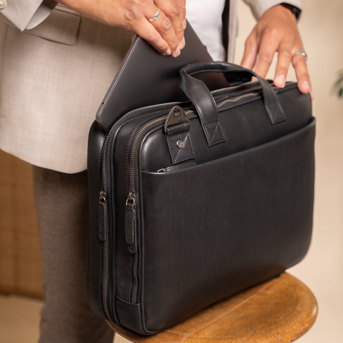 Iseo Full-Grain Leather Laptop Bag メンズ - Structured Side Profile Showing Gusset Depth &amp; Expansion Capacity