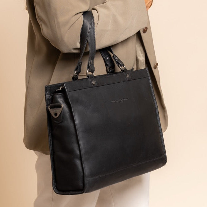 Classic 100% Full-Grain leather Briefcase - 補強レザーストラップと丁寧な縫製が際立つ背面ビュー