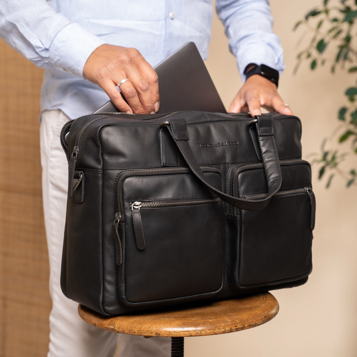 Misha Full-Grain Leather Laptop Bag レディース - Structured Side Profile Showing Gusset Depth &amp; Expansion Capacity