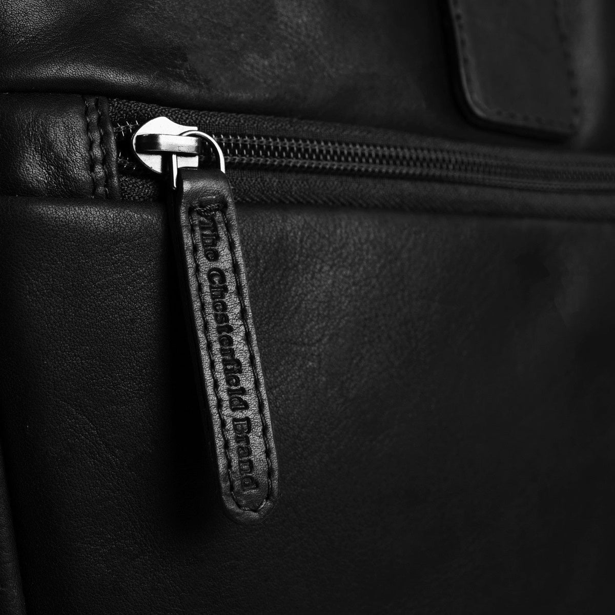 内側ライニングビュー Showing Dedicated Padded Laptop Sleeve & Multi-Compartment Organization