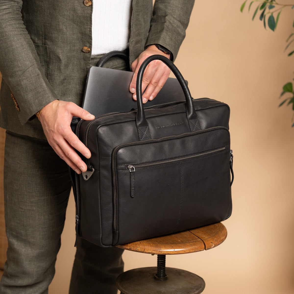 Tacama Full-Grain Leather Laptop Bag レディース - Structured Side Profile Showing Gusset Depth &amp; Expansion Capacity