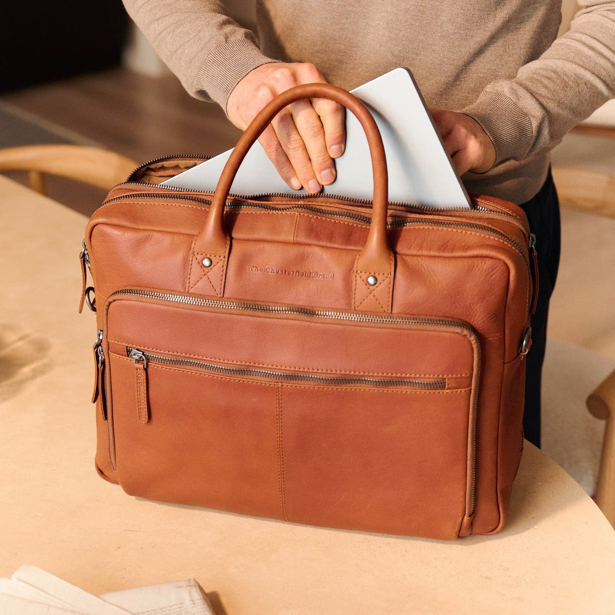 Tacama Full-Grain Leather Laptop Bag レディース – alternate product view 3