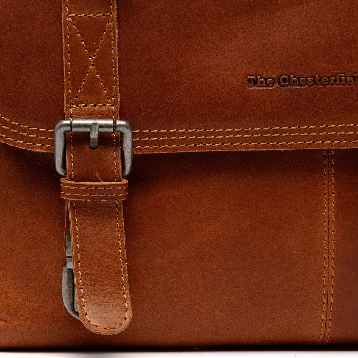 Solid Antique Brass Hardware &amp; Heavy-Duty Dual Zipper Detail on Veneto Full-Grain Leather Laptop Bag レディース