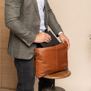 Veneto Full-Grain Leather Laptop Bag レディース - Structured Side Profile Showing Gusset Depth &amp; Expansion Capacity
