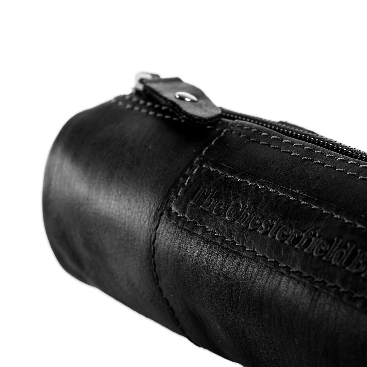 Close-Up Detail of Classic Collar &amp; Heavy-Duty Zipper Hardware on Leather Pencil Case Lea レディース