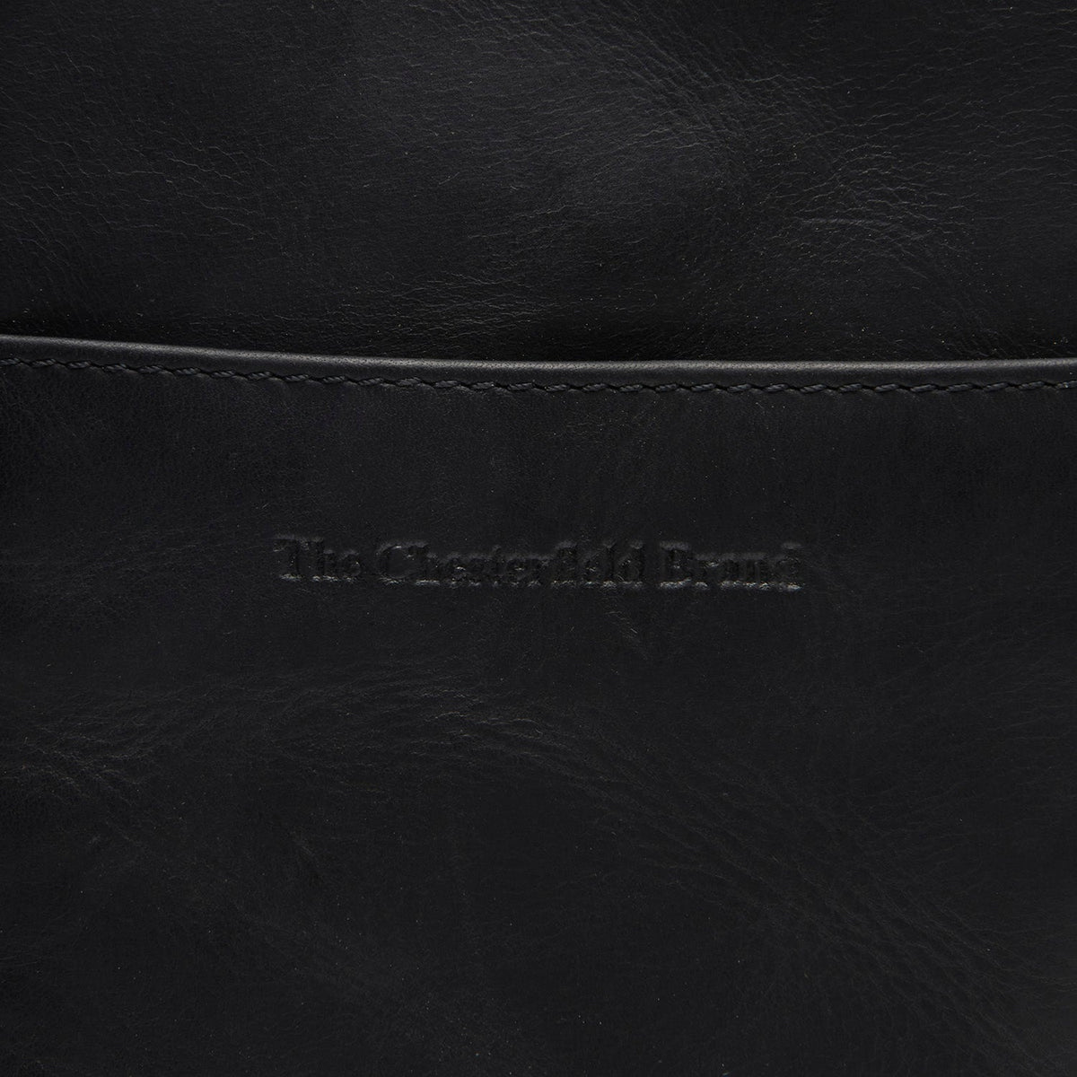 
クローズアップ詳細 of Classic Collar & Heavy-Duty Zipper Hardware on Alesund フルグレインレザー Phone Bag