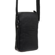 
Tailored Rib Cuffs & Hem Craftsmanship Construction Detail on Alesund フルグレインレザー Phone Bag
