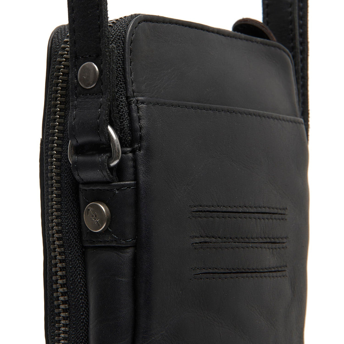 
Alesund フルグレインレザー Phone Bag - 袖の立体カッティングと洗練されたテーパードフィットを見せる側面ビュー