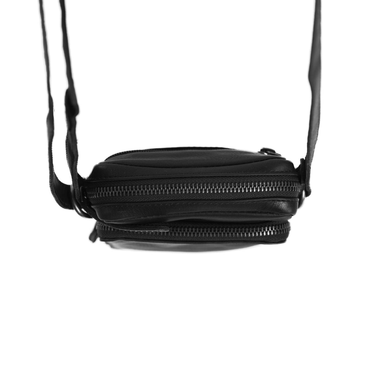Styled Fit Perspective of Hamilton Full-Grain Leather Phone Bag レディース on Model - Natural Daylight Drape