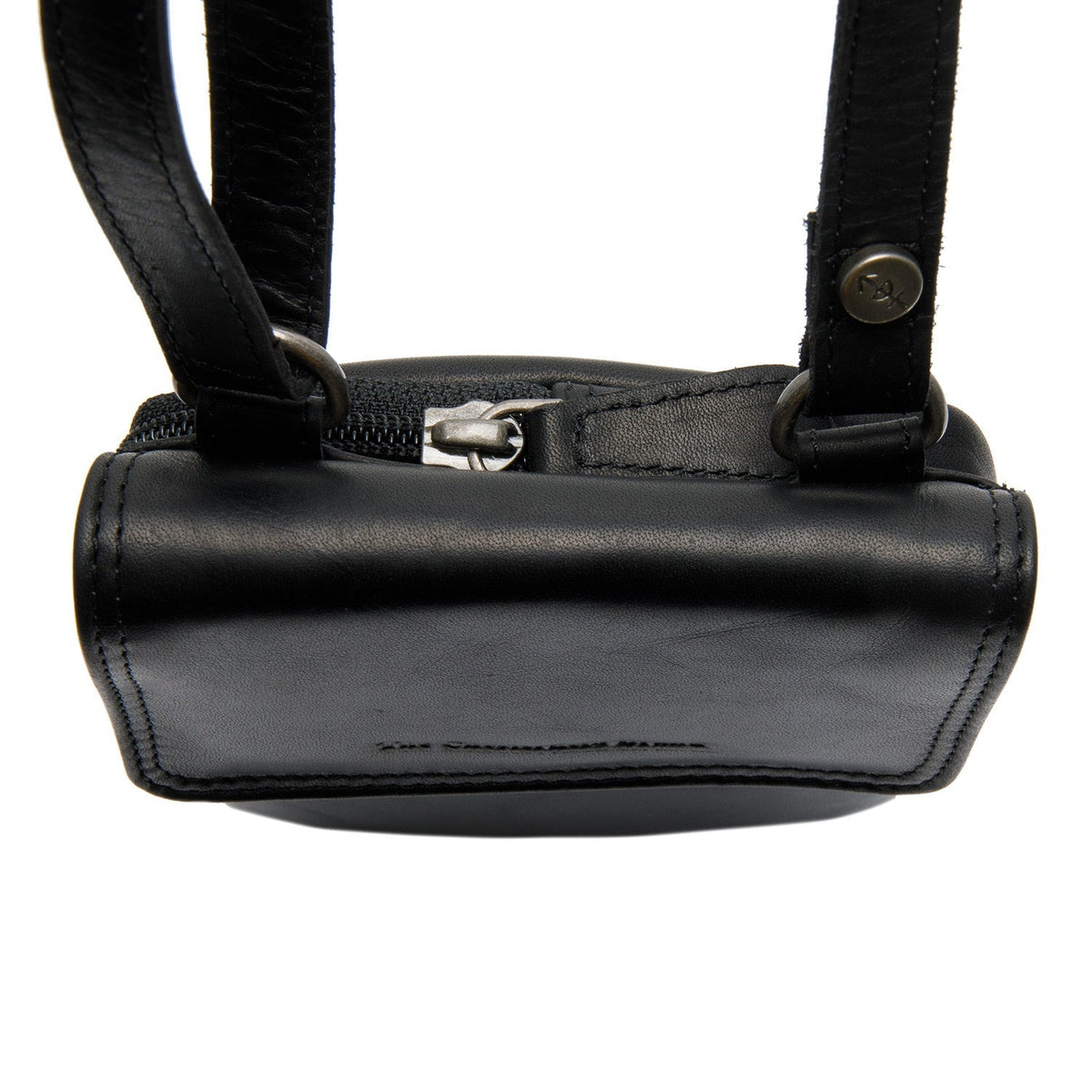 Close-Up Detail of Classic Collar &amp; Heavy-Duty Zipper Hardware on Langley Full-Grain Leather Phone Bag レディース