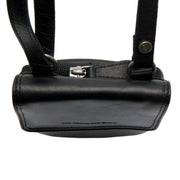 Close-Up Detail of Classic Collar &amp; Heavy-Duty Zipper Hardware on Langley Full-Grain Leather Phone Bag レディース