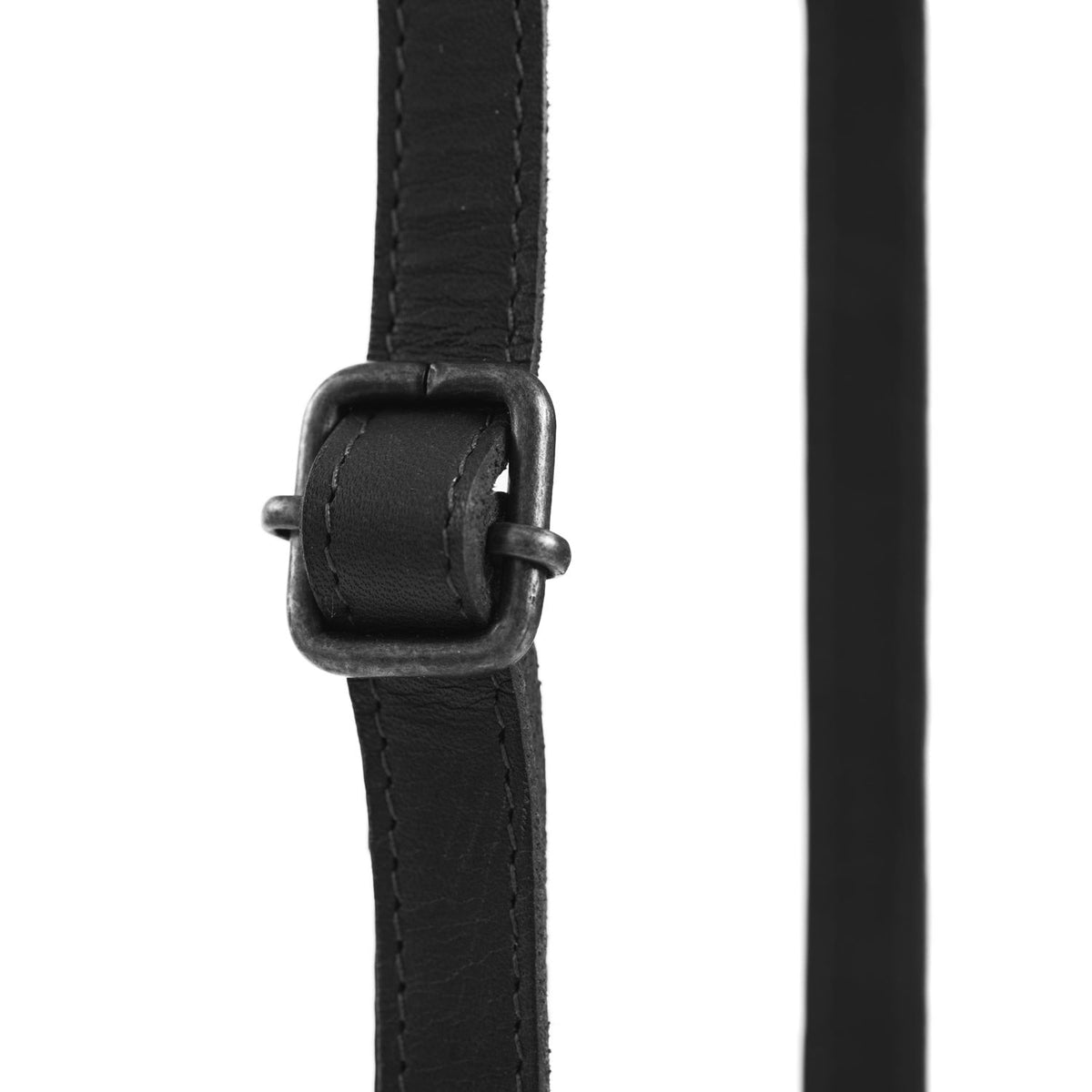 Tailored Rib Cuffs &amp; Hem Craftsmanship Construction Detail on Malaga Full-Grain Leather Phone Bag レディース