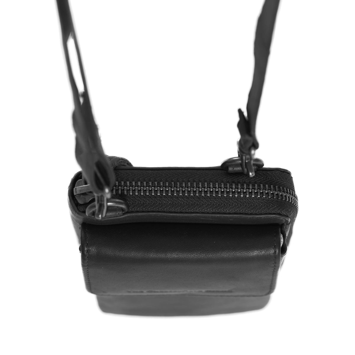 Styled Fit Perspective of Malaga Full-Grain Leather Phone Bag レディース on Model - Natural Daylight Drape