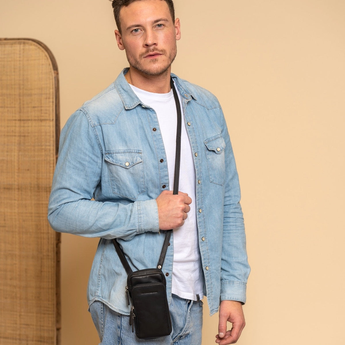 Valdes Full-Grain Leather Phone Bag レディース - Lateral Side Profile View Showing Sleeve Cut &amp; Athletic Taper Fit