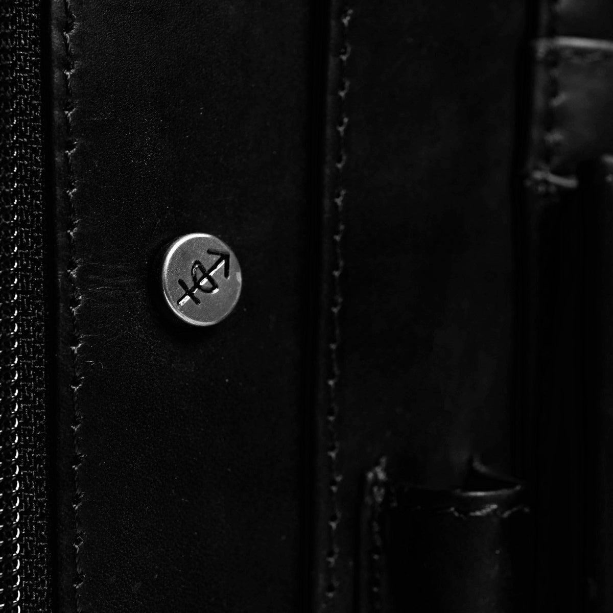 Leather Portfolio Barnet レディース - Lateral Side Profile View Showing Sleeve Cut &amp; Athletic Taper Fit