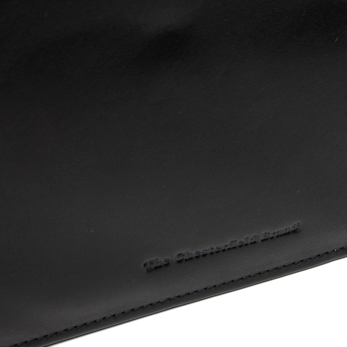 Close-Up Detail of Classic Collar &amp; Heavy-Duty Zipper Hardware on Leather Portfolio Moreton レディース